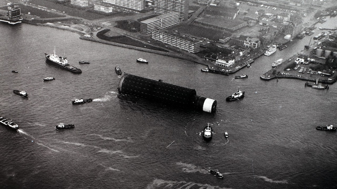 De Brent Spar op sleeptouw in de haven van Rotterdam, 1975