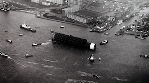 De Brent Spar op sleeptouw in de haven van Rotterdam, 1975