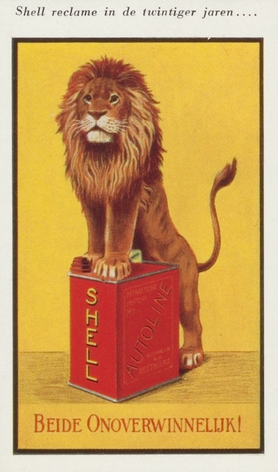 De leeuw op een blik Shell-benzine, 1928. Op het blik staat Shell, Autoline. Onder het beeld staat Beide onoverwinnelijk! Boven de afbeelding staat Shell reclame in de twintiger jaren ...