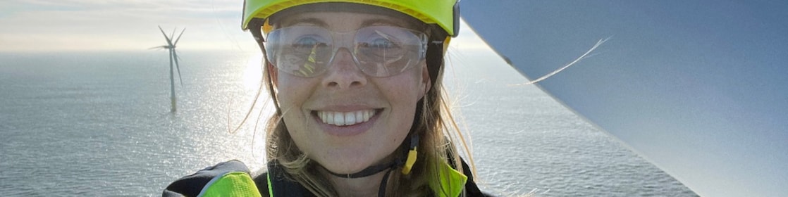 Dagmar Eisses op een windturbine van NoordzeeWind