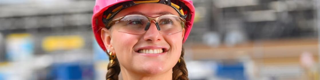 Nikki de laat met veiligheidshelm (Beeld: Ernst Bode)