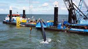 De eerste pijpleiding voor Porthos wordt bij de Tweede Maasvlakte in het water gebracht, april 2024 (Photo: Ocean Energy)