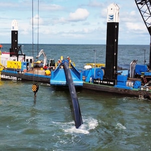 De eerste pijpleiding voor Porthos wordt bij de Tweede Maasvlakte in het water gebracht, april 2024 (Photo: Ocean Energy)