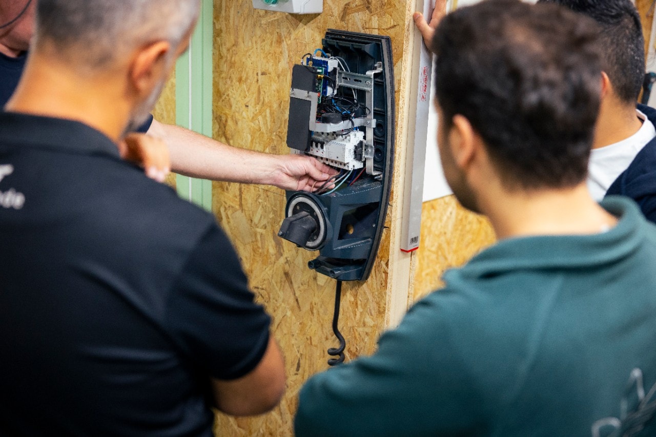 Omgaan met elektriciteit in De Beroepentuin (Foto: Christian Kalse)