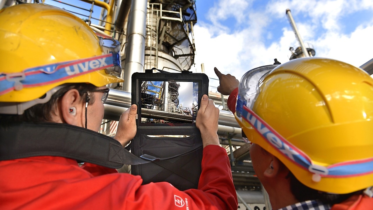 Twee medewerkers op Shell Chemicals Park Moerdijk