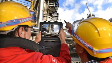 Twee medewerkers op Shell Chemicals Park Moerdijk