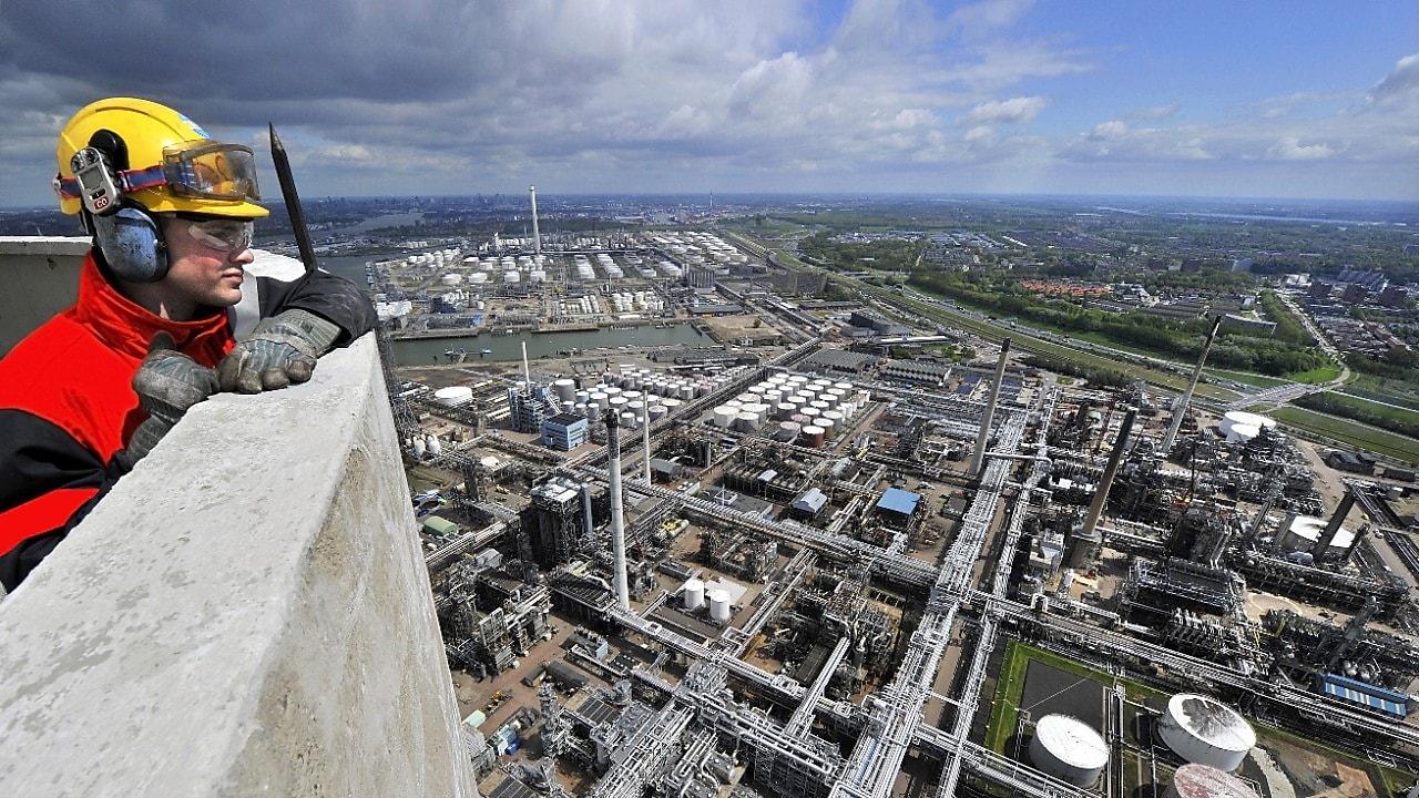 Uitzicht over Shell Energy and Chemicals Park Rotterdam (Pernis) (Foto: Ernst Bode)