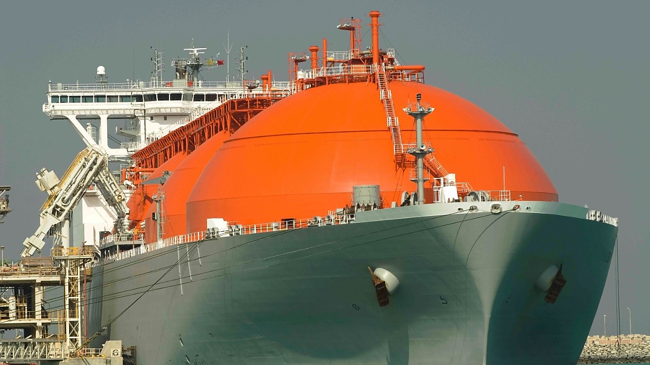 Een LNG-tanker aan de kade van een terminal in Qatar