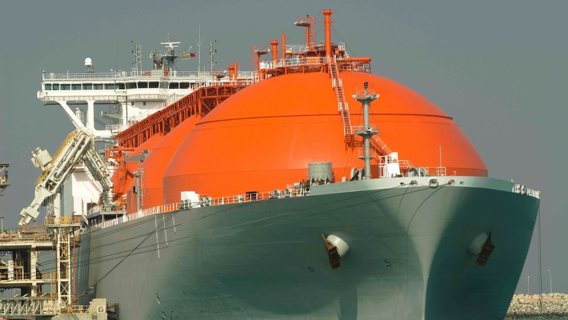 Een LNG-tanker aan de kade van een terminal in Qatar