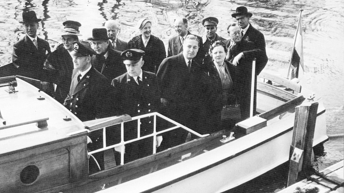 Koningin Juliana en Prins Bernhard op boot. Shell Historical Heritage & Archive