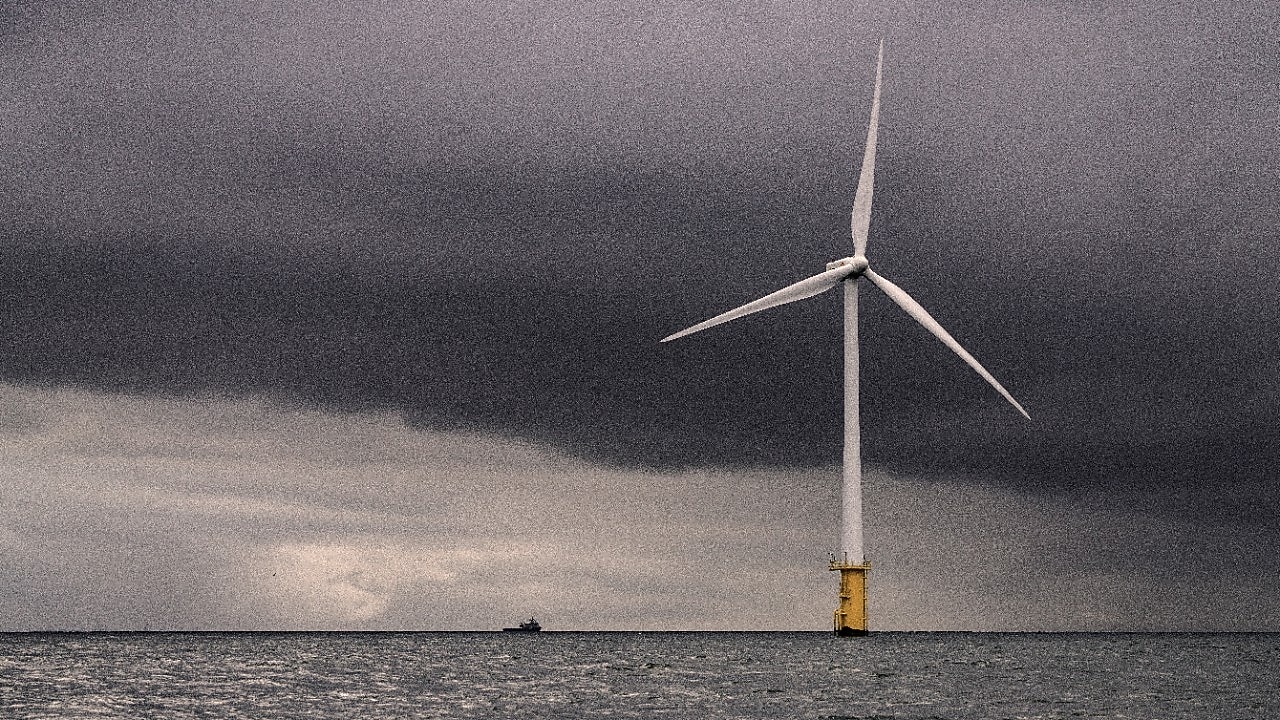 Windturbine op de Noordzee bij donker weer