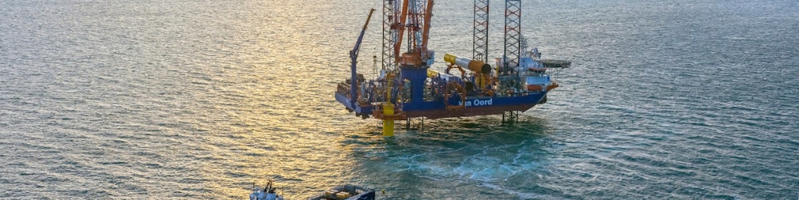 Plaatsing van de eerste monopile van Hollande Kust West (Foto: Ecowende/Van Oord)