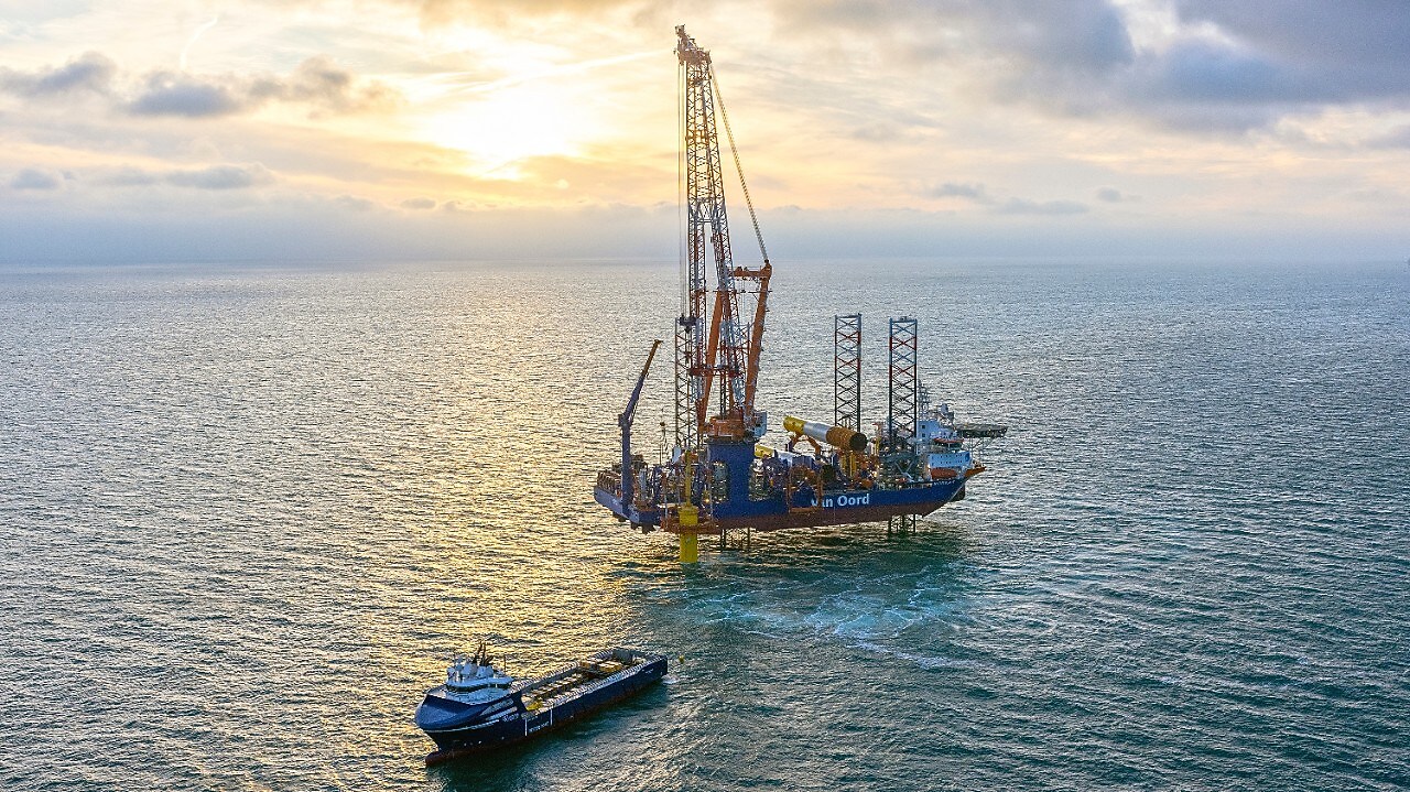 Plaatsing van de eerste monopile van Hollande Kust West (Foto: Ecowende/Van Oord)