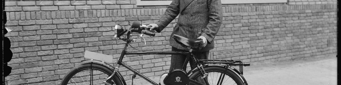 Trotse bezitter van een Gazelle-fiets met Philips-motor in Alkmaar (1935). (Beeld: Regionaal Archief Alkmaar)