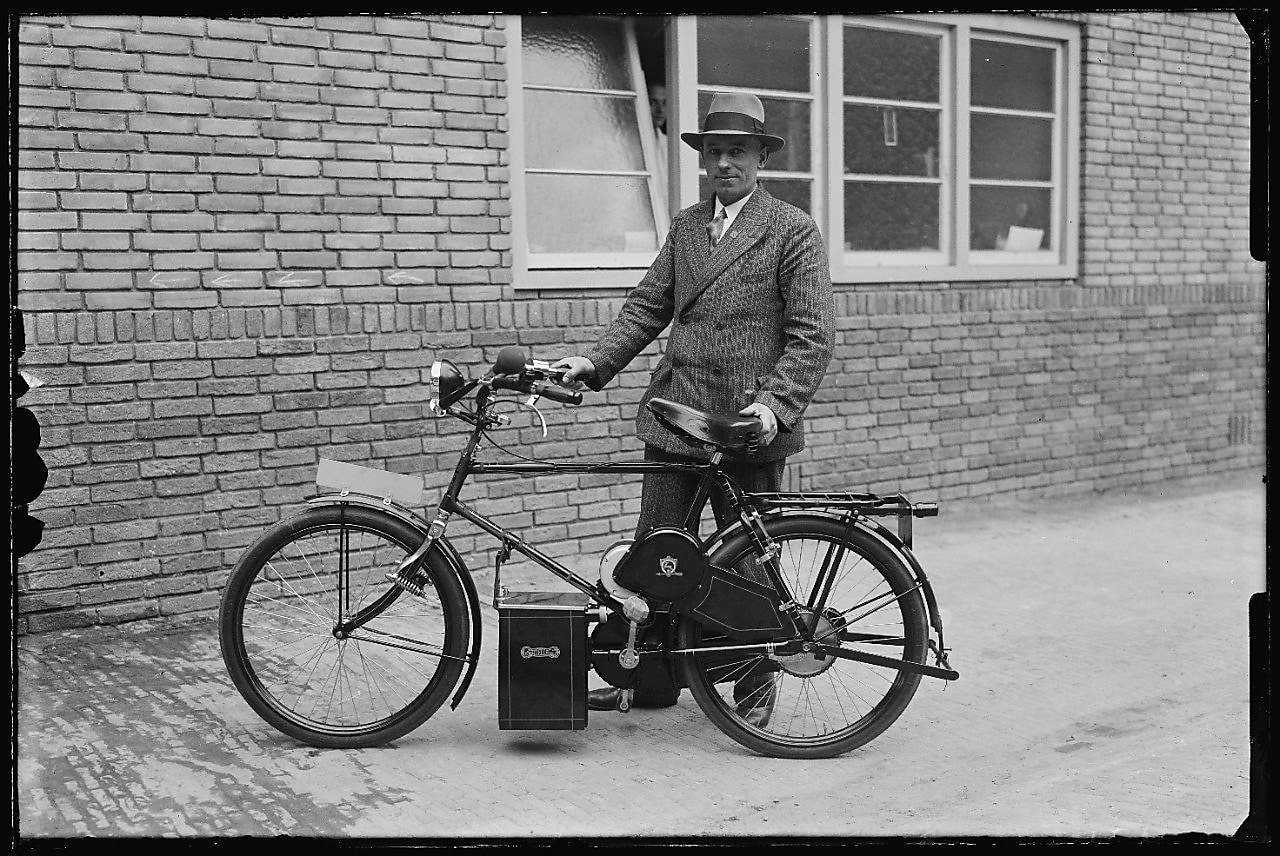 Trotse bezitter van een Gazelle-fiets met Philips-motor in Alkmaar (1935). (Beeld: Regionaal Archief Alkmaar)