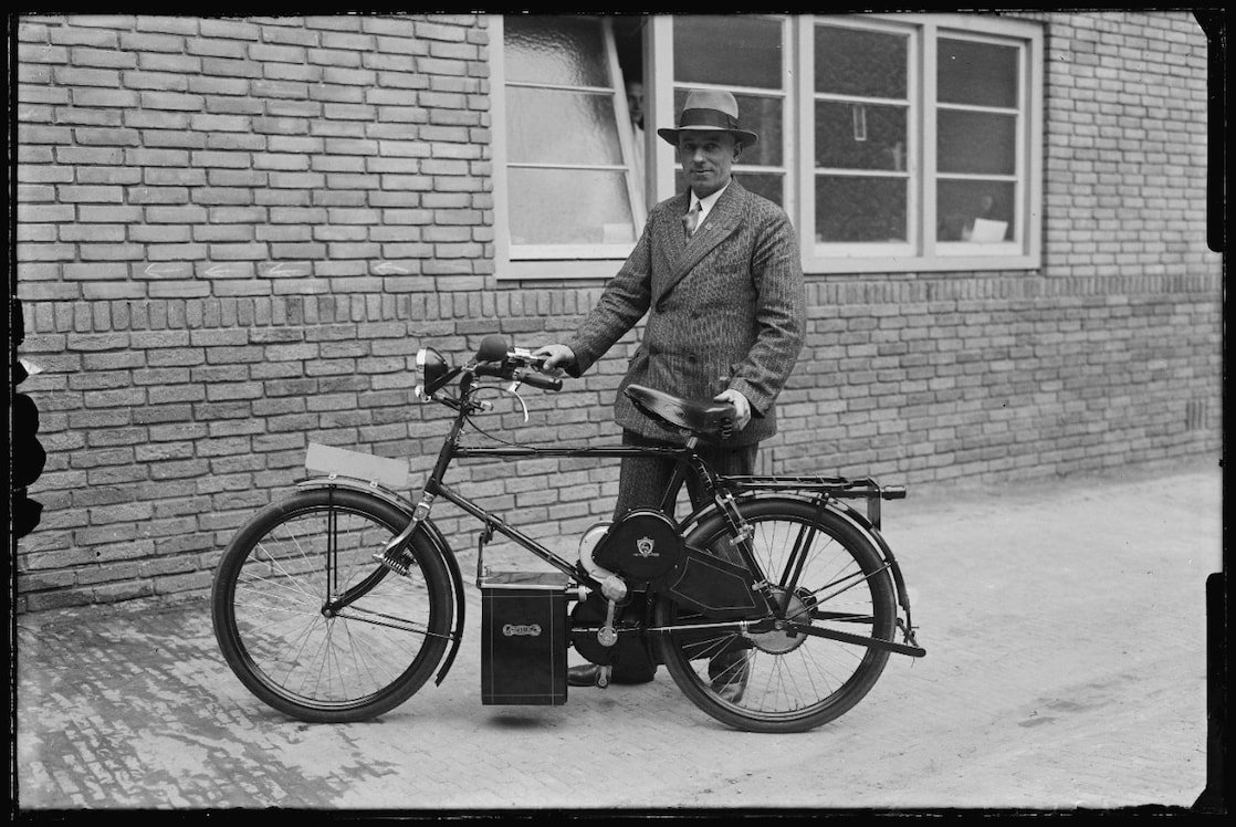 Trotse bezitter van een Gazelle-fiets met Philips-motor in Alkmaar (1935). (Beeld: Regionaal Archief Alkmaar)