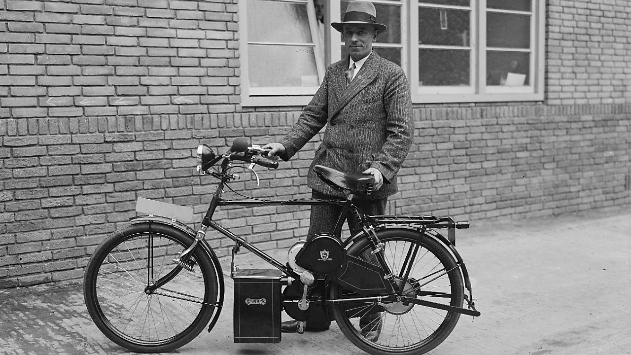 Trotse bezitter van een Gazelle-fiets met Philips-motor in Alkmaar (1935). (Beeld: Regionaal Archief Alkmaar)