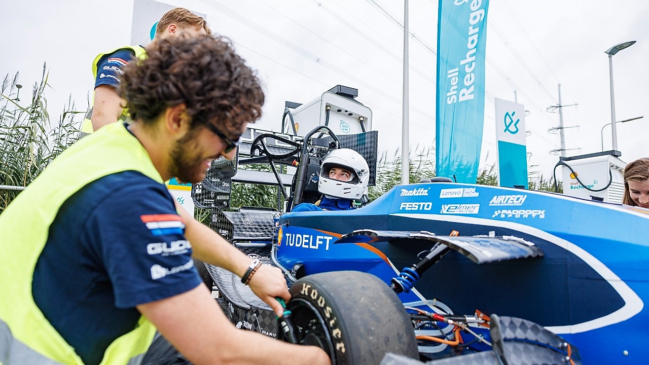 Formula Student Team Delft sleutelt aan de nieuwste racebolide (Foto: Eric van Vuuren)