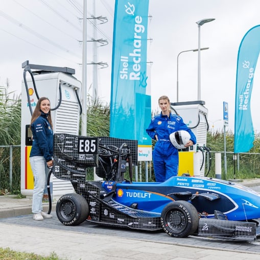 Fotomoment van de DUT25 bij de Shell Recharge-laadpaal van Shell-station Peulwijk Oost in Den Hoorn bij Delft. Links Anne Schönberger, rechts met helm Renee Roozen (Foto: Eric van Vuuren)