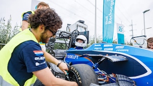 Semih Çetin sleutelt aan de nieuwste racebolide van Formula Student Team Delft (Foto: Eric van Vuuren)