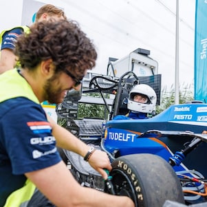 Semih Çetin sleutelt aan de nieuwste racebolide van Formula Student Team Delft (Foto: Eric van Vuuren)