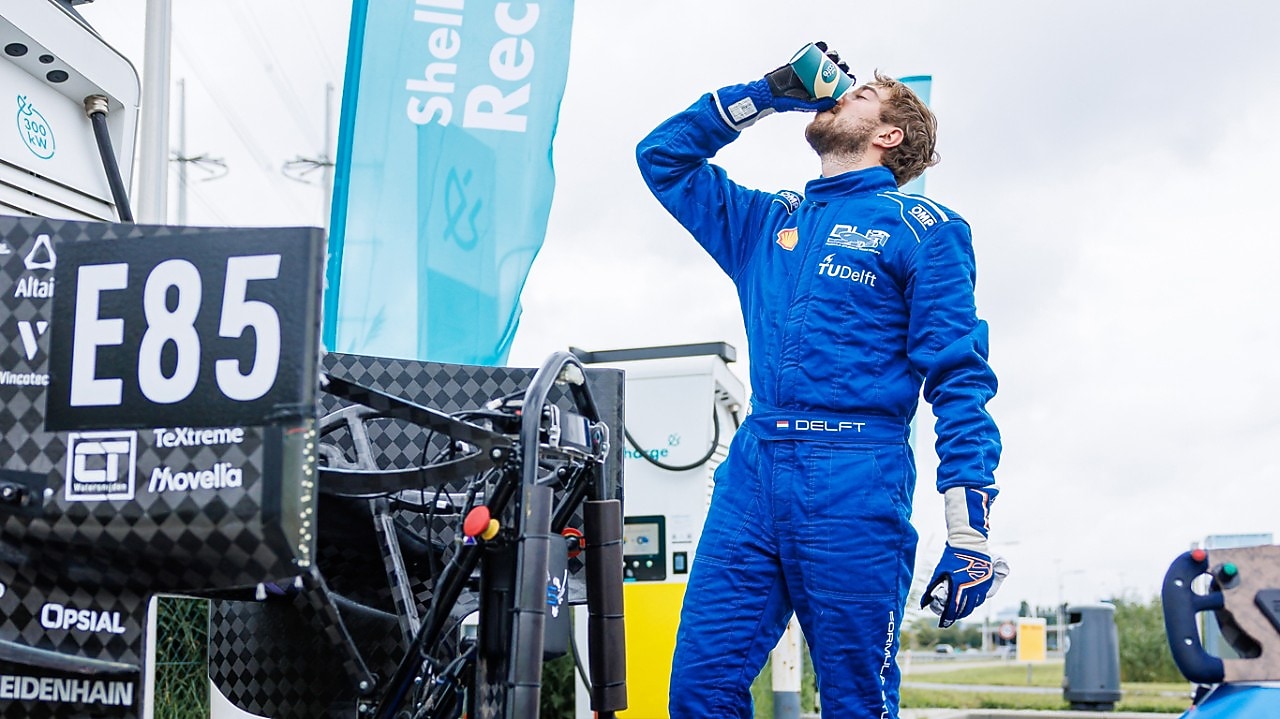 Tim Guezen neemt even pauze met een kop koffie (Foto: Eric van Vuuren)