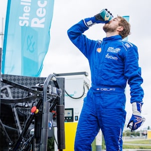 Tim Guezen neemt even pauze met een kop koffie (Foto: Eric van Vuuren)