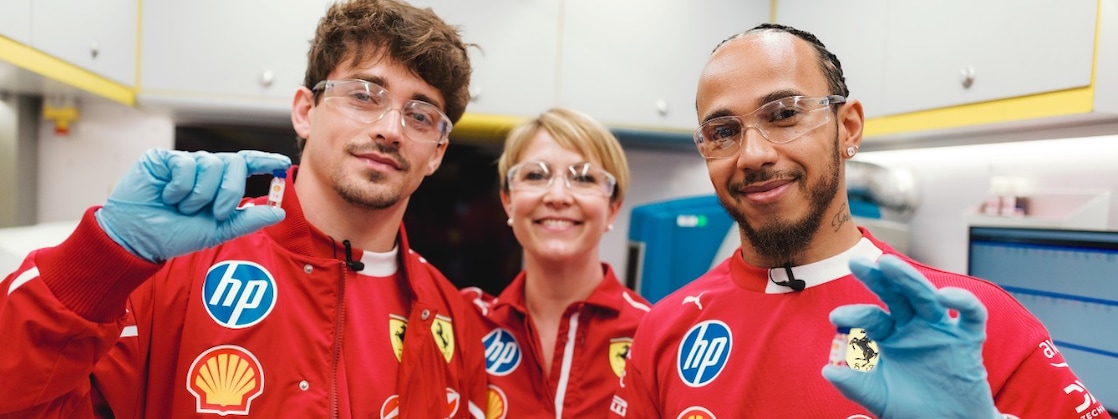 Charles Leclerc, Valeria Loreti en Lewis Hamilton tijdens een race in Australië, met testsamples tussen hun vingers (Foto: Scuderia Ferrari HP/Calbo Albanese)