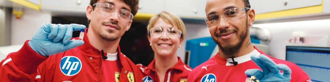 Charles Leclerc, Valeria Loreti en Lewis Hamilton tijdens een race in Australië, met testsamples tussen hun vingers (Foto: Scuderia Ferrari HP/Calbo Albanese)