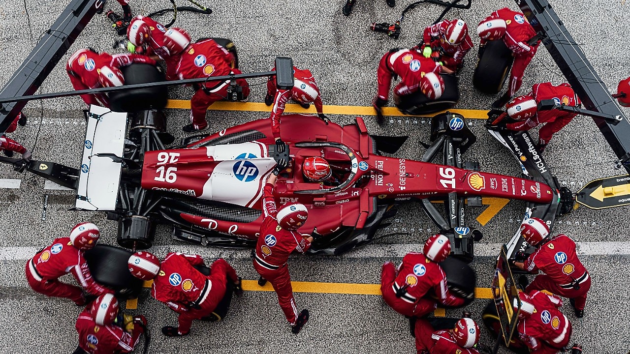 Het Scuderia Ferrari HP-team in actie in de pitstraat tijdens de 2025-race op Zandvoort (Foto: Scuderia Ferrari HP/Callo Albanese)