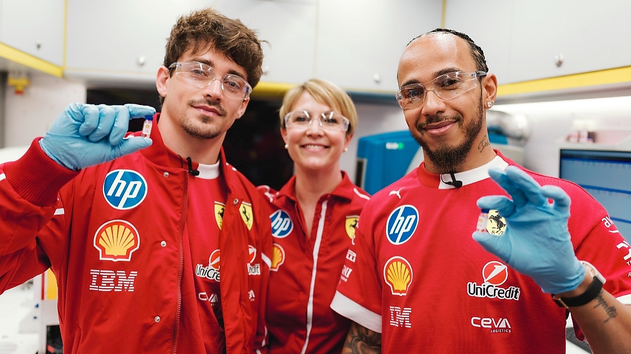 Charles Leclerc, Valeria Loreti en Lewis Hamilton tijdens een race in Australië, met testsamples tussen hun vingers (Photo: Scuderia Ferrari HP/Calbo Albanese)