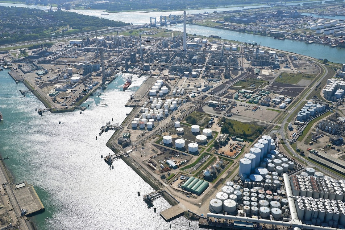 Shell Energy and Chemicals Park Rotterdam (Pernis) als deel van de de Rotterdamse haven