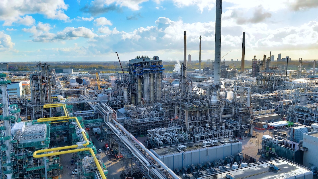 Een deel van de raffinaderij van het Shell Energy and Chemicals Park Rotterdam bij Pernis (Beeld: Shell Energy and Chemicals Park Pernis)