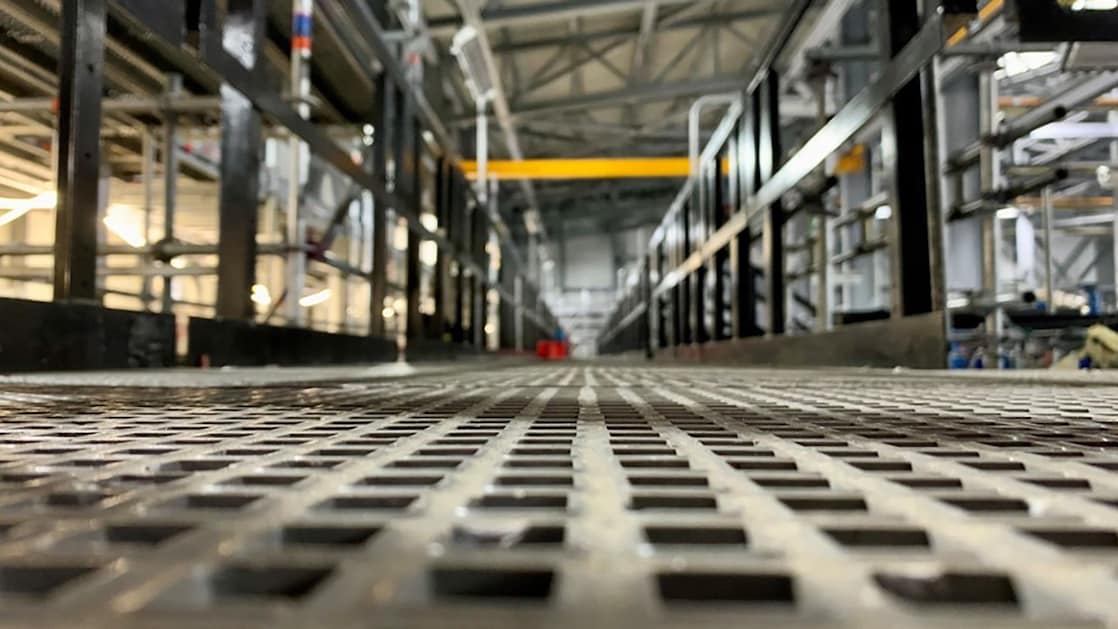 Het gangpad in de hal van de elektrolysers van de Holland Hydrogen 1 (Foto: Wendel Broere/Shell Nederland)