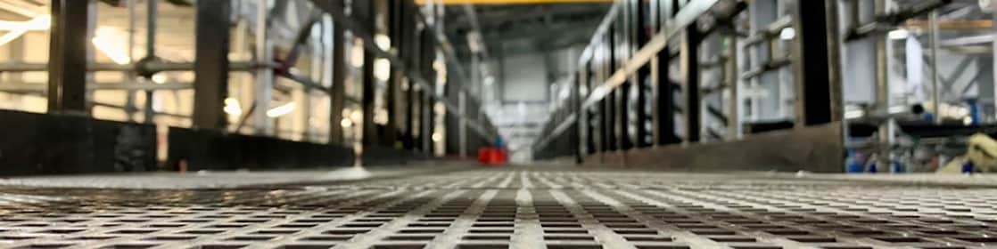 Het gangpad in de hal van de elektrolysers van de Holland Hydrogen 1 (Foto: Wendel Broere/Shell Nederland)