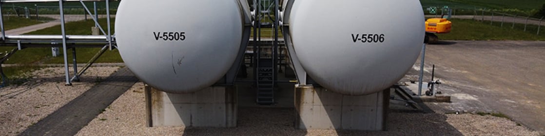 Twee grijze tanks op het Annerveen-gasveld in afbouw