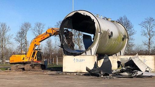 A yellow bulldozer takes care of a former fill tank (Photo: NAM)