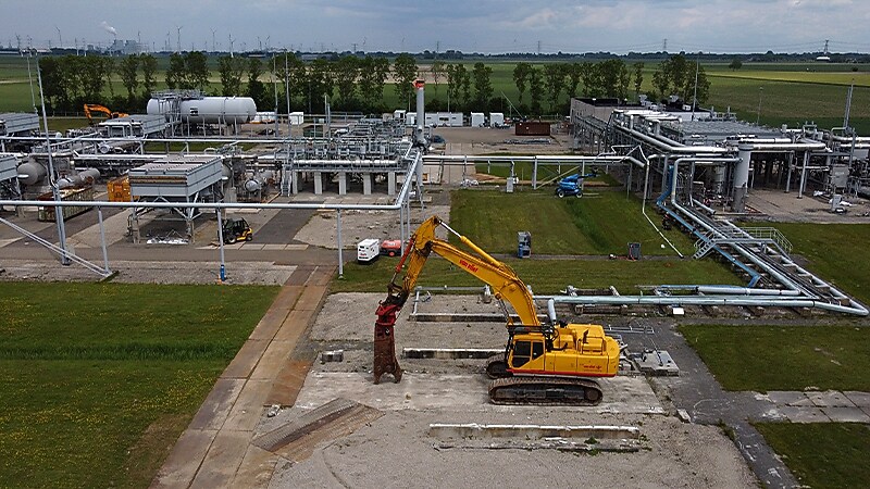 A yellow bulldozer on the former natural gas production site in Annerveen, the Netherlands (Photo NAM)