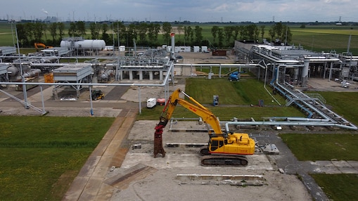 A yellow bulldozer on the former natural gas production site in Annerveen, the Netherlands (Photo NAM)