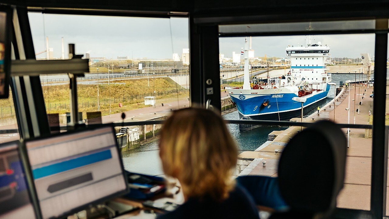 Schip komt Amsterdamse haven binnen (Foto: Port of Amsterdam/Jesse Kraal)