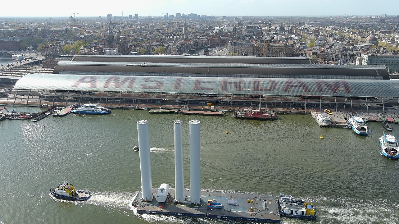 Vervoer van palen langs Amsterdam Centraal Station (Beeld: Havenbedrijf Amsterdam/Ruben de Vries/Beeldkrullend)
