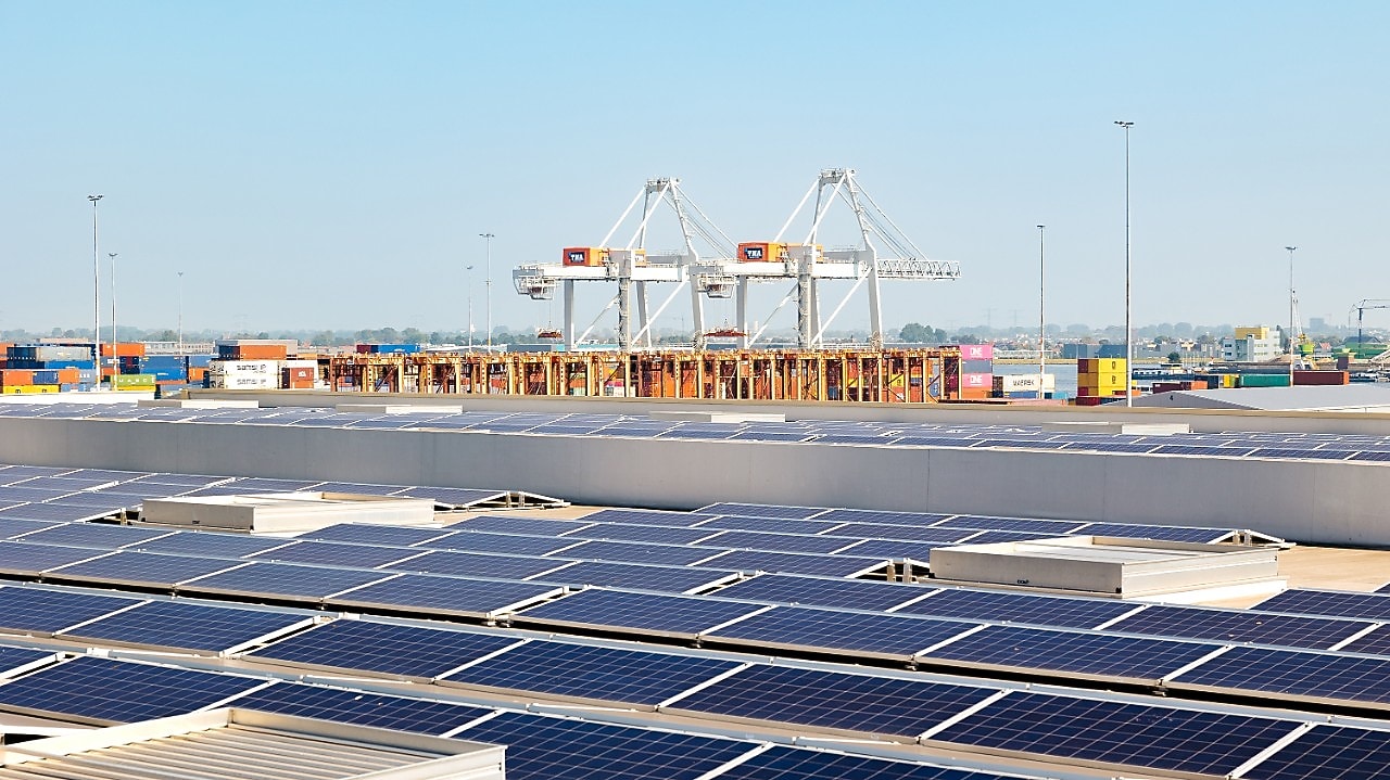 Solar panels and harbour cranes in the Port of Amsterdam (Photo: Port of Amsterdam/Jesse Kraal)