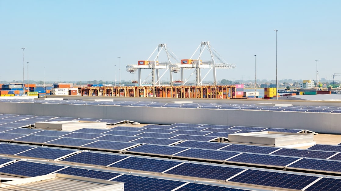 Solar panels and harbour cranes in the Port of Amsterdam (Photo: Port of Amsterdam/Jesse Kraal)