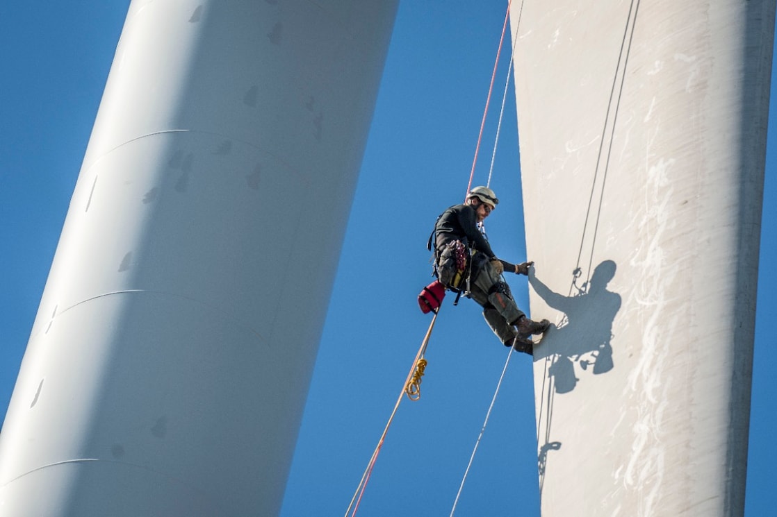 Een specialist in de touwen aan een het rotorblad van een windturbine van NoordzeeWind in 2017 (Foto: Edwin Remsberg)