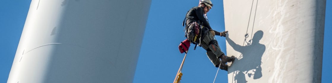 Een specialist in de touwen aan een het rotorblad van een windturbine van NoordzeeWind in 2017 (Foto: Edwin Remsberg)