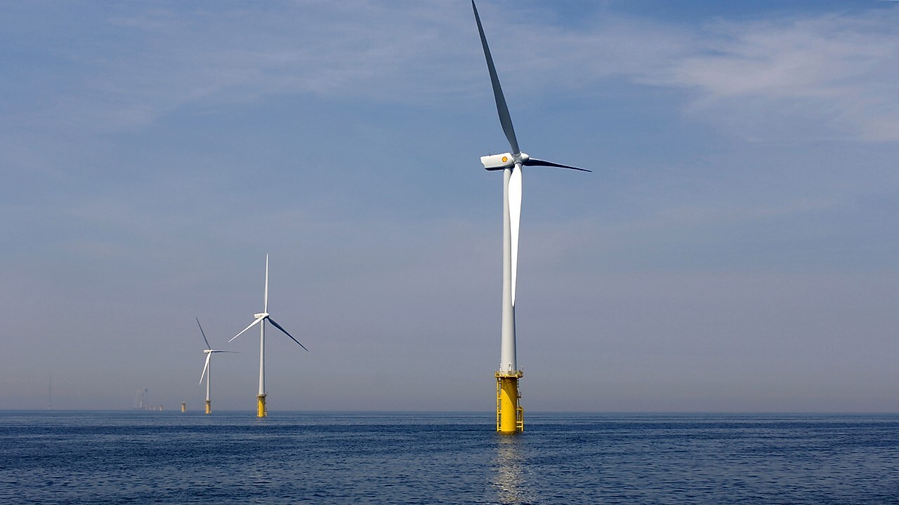 Drie windturbines van Shell NoordzeeWind op rij, 2007 (Foto: Ernst Bode)