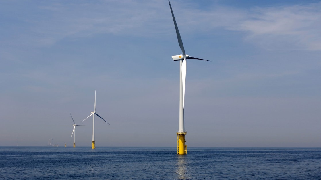 Drie windturbines van Shell NoordzeeWind op rij, 2007 (Foto: Ernst Bode)