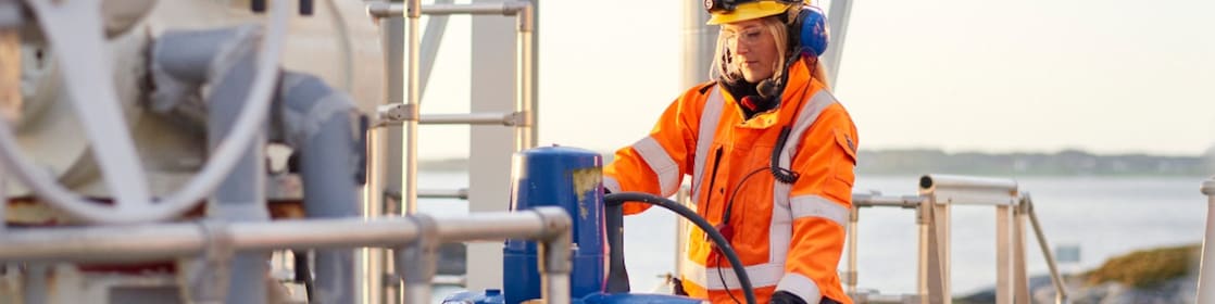 Een vrouwelijke werknemer van Ormen Lange draait aan een installatie op de gasverwerkingsterminal van Nyhamna in Noorwegen (Foto: A/S Norske Shell)