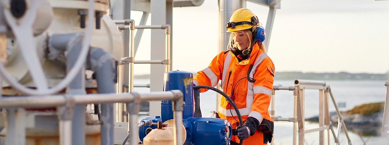 A female worker of Ormen Lange turning a wheel at the gas processing plant in Nyhamna, Norway  (Photo: A/S Norske Shell)