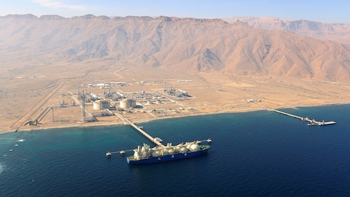 Een LNG-tanker bij de laadfaciliteit in Oman
